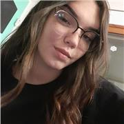 Studentessa in scienze dell'educazione impartisce lezioni per quanto concerne materie letterarie ed umanistiche